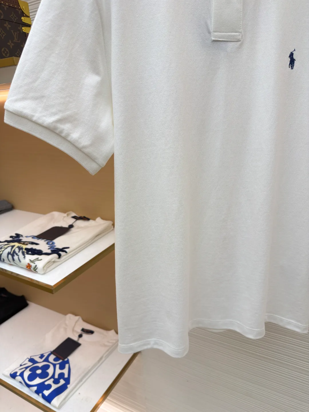 Ralph Lauren embroidered logo Polo shirt ●Original version: Purchased and developed for 1290 ●Item number: 1682567-A15 ●Material: pure cotton piqué fabric ●Technology: embroidery production ●Color: white ●Version: fitted version ●Weight: about 275 grams ●Size: S-M-L-XL ●Description: Customized piqué cotton sateen, compact and delicate, comfortable and next to skin, elegantly presented with a touch of deep black The iconic white pony embroidery is like a smart musical note dancing on the black canvas. It is simple but highly recognizable. It is a versatile artifact in the wardrobe. It has a very simple shape and contains the soul of fashion. It adopts imported machine embroidery technology. It uses advanced computer control systems and precision mechanical parts to realize the iconic pony embroidery operation with high precision. The lines are smooth and delicate, and the fabrics have been washed. It has a better hand feel and texture. It is not easy to deform, not easy to shrink, not easy to fade, and maintains long-term beauty. The overall wiring is straight and delicate, the fabric is comfortable and soft, and the color is consistent without color difference. It can be matched with the same style to create a fashionable look and control various occasions. Customized accessories, complete with three standards, same style for men and women!